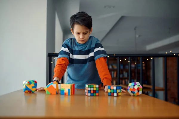 Kleine Jongen Kijkt Puzzelblokjes Speelgoed Voor Hersen Logische Hersentraining Creatief — Stockfoto