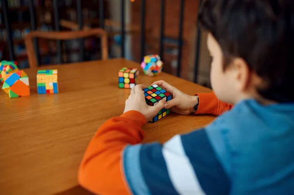 Kleine Jongen Houdt Puzzel Kubus Selectieve Focus Hand Speelgoed Voor — Stockfoto