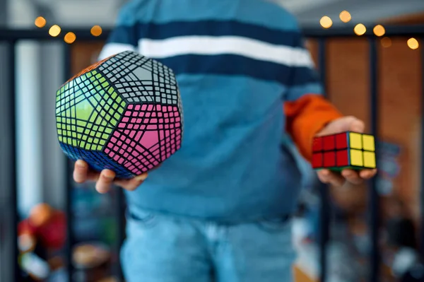 Rapaz Tem Cubos Quebra Cabeças Nas Mãos Brinquedo Para Cérebro — Fotografia de Stock