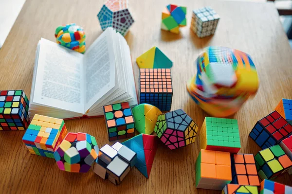 Cubos Quebra Cabeça Diferentes Livro Aberto Sobre Mesa Ninguém Brinquedo — Fotografia de Stock