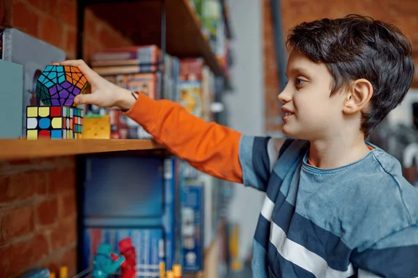Rapaz Tem Cubo Puzzle Colorido Mão Brinquedo Para Cérebro Treinamento — Fotografia de Stock