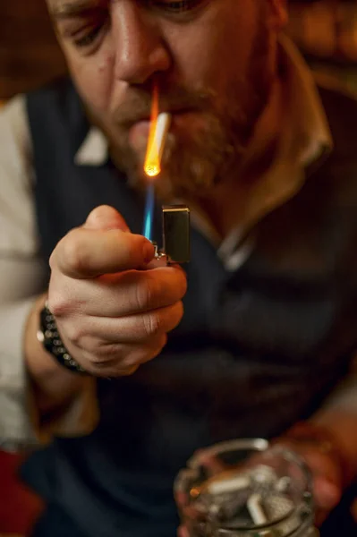 Retrato Homem Barbudo Com Cinzeiro Acende Cigarro Vista Perto Cultura — Fotografia de Stock