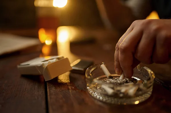 男は灰皿の中にタバコを出す クローズアップビュー タバコの喫煙文化 特定の味 オフィスでの男性喫煙者のレジャー — ストック写真
