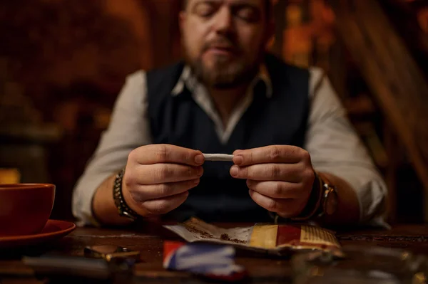 Homem Babando Cigarro Rolado Mão Mesa Madeira Fundo Cultura Fumar — Fotografia de Stock