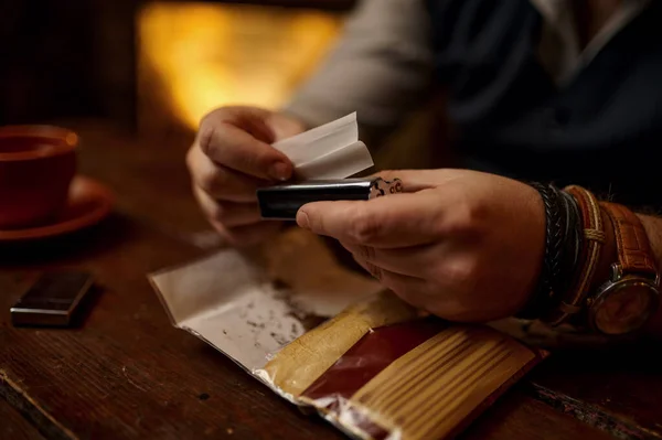 Homme Broie Tabac Vue Rapprochée Table Bois Sur Fond Culture — Photo