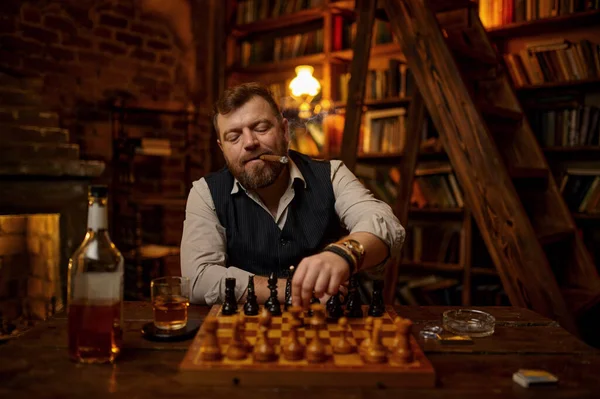 Homme Fume Cigare Boit Une Boisson Alcoolisée Joue Aux Échecs — Photo