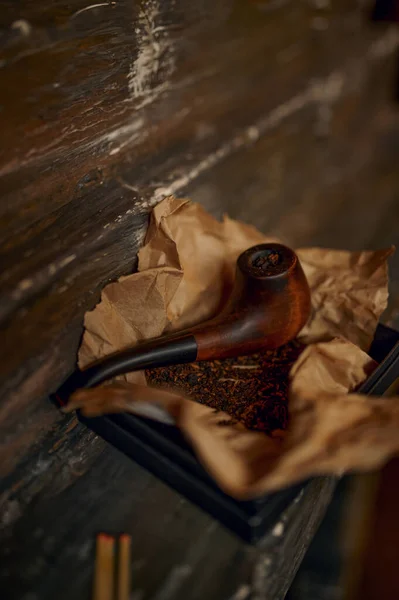 Pfeife Rauchend Und Ein Haufen Tabak Auf Dem Holztisch Großaufnahme — Stockfoto