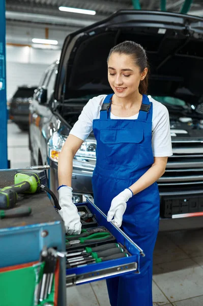 Female Worker Stands Toolbox Car Service Vehicle Repairing Garage Woman — Stock Photo, Image