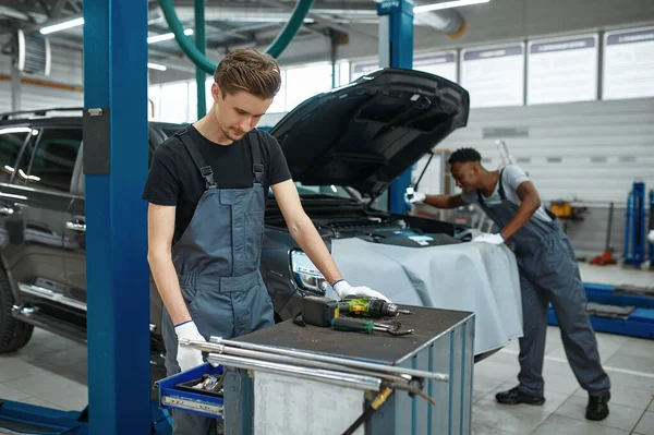 Zwei Männliche Mechaniker Inspizieren Motor Auto Service Kfz Werkstatt Männer — Stockfoto