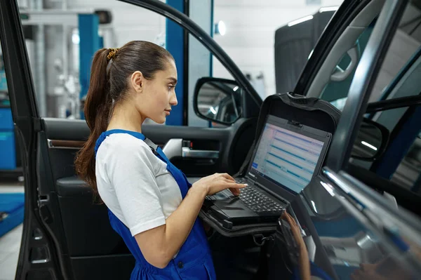 Female Mechanic Laptop Does Engine Diagnostics Car Service Professional Inspection — Stock Photo, Image
