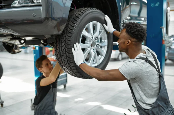 Two Male Workers Fixes Wheel Car Service Vehicle Repairing Garage — Stock Photo, Image