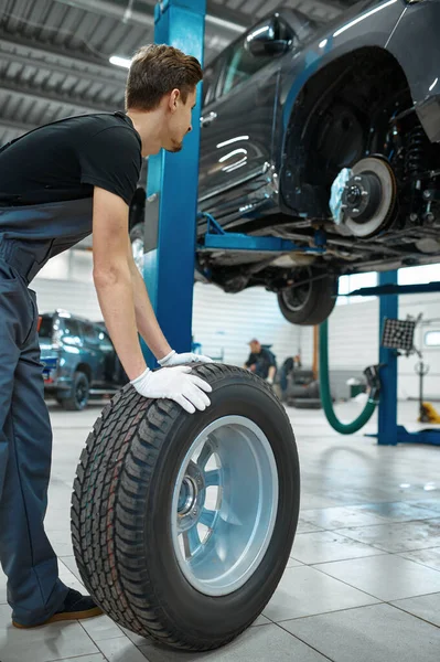 Dos Mecánicos Masculinos Arreglan Rueda Servicio Autos Reparación Vehículos Garaje — Foto de Stock