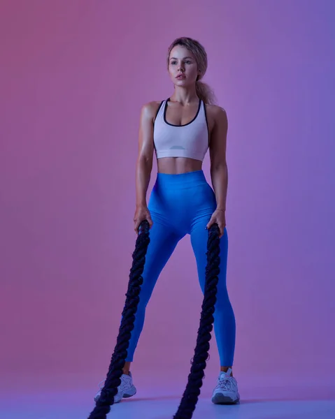 Ung Idrottskvinna Med Rep Poserar Studio Neon Bakgrund Fitness Kvinna — Stockfoto