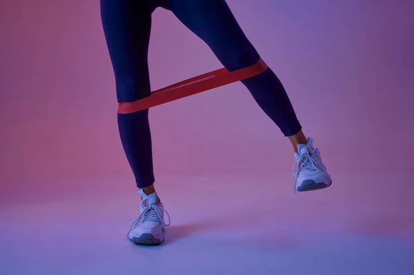 Sexy Atleta Femenina Haciendo Ejercicio Con Goma Estudio Fondo Neón — Foto de Stock