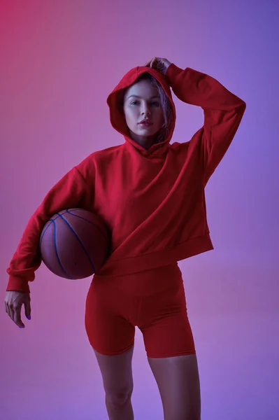 Sexy Atleta Femenina Con Capucha Roja Posa Con Pelota Estudio — Foto de Stock