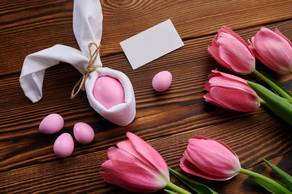 在木制背景上的粉红色郁金香和复活节彩蛋 春花盛开 美味佳肴 节日庆祝用鲜花装饰 — 图库照片