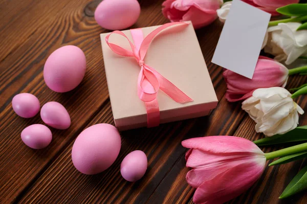 Розовые Тюльпаны Пасхальные Яйца Подарочная Коробка Деревянном Фоне Весенние Цветы — стоковое фото