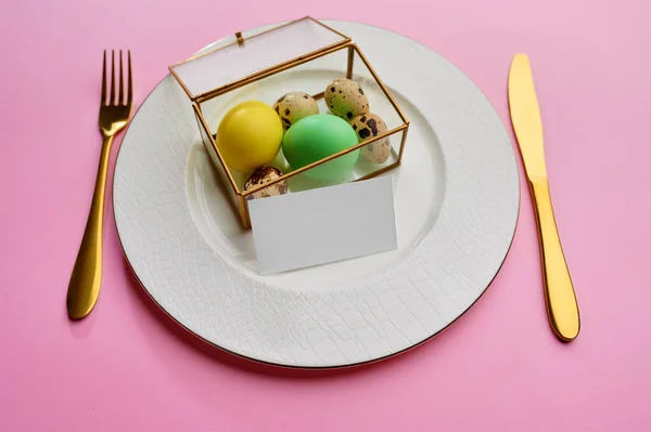ピンクの背景に皿や食器にイースターエッグ 春の木の花と牧歌的な食べ物 休日のお祝いのための新鮮な花の装飾 イベントシンボル — ストック写真