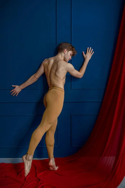 Dançarino Balé Masculino Atuando Estúdio Dança Paredes Azuis Pano Vermelho — Fotografia de Stock