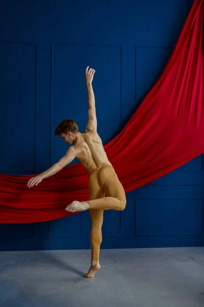 Mannelijke Balletdanser Optredend Dansstudio Blauwe Muren Rode Doek Achtergrond Uitvoerder — Stockfoto