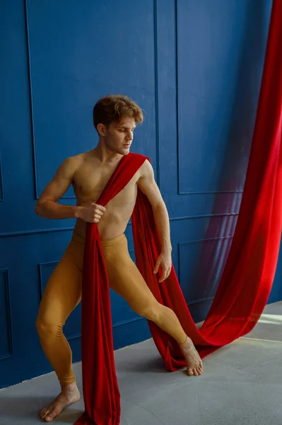 Мужчина Балетный Танцор Выступающий Красной Тканью Танцевальной Студии Синие Стены — стоковое фото