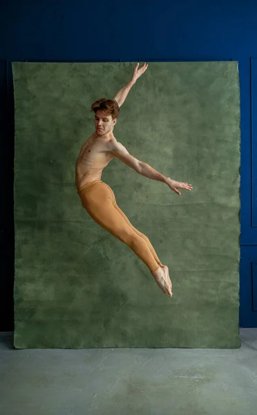 Мужчина Балерина Прыгает Танцевальную Студию Гранж Стена Заднем Плане Исполнитель — стоковое фото