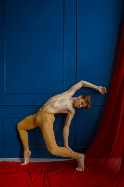 Mannelijke Balletdanser Poseert Aan Blauwe Muur Dansles Rode Doek Achtergrond — Stockfoto