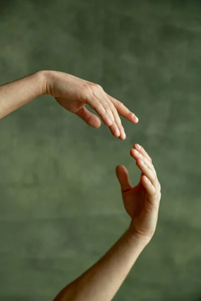 Männliche Balletttänzer Hände Grunge Wand Hintergrund Tanzkurs Tänzer Mit Muskulösem — Stockfoto