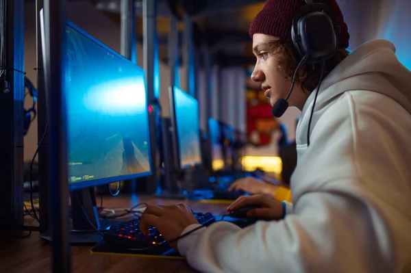 Two young gamers in headsets play in video game club — Stock Photo, Image