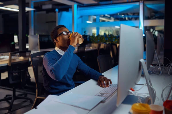 Manager holds cup of coffee, office lifestyle —  Fotos de Stock