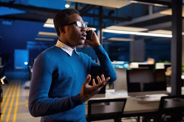 Manager talking by phone, office lifestyle — Foto de Stock