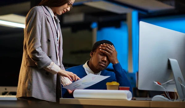 Tired managers works in night office — Foto Stock