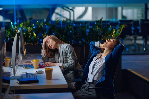 Tired women works on computers in night office — Foto Stock