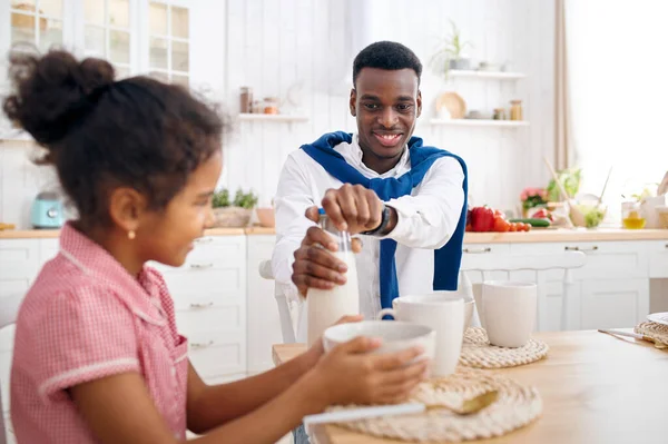 Mutlu Baba Kız Kahvaltı Yapıyorlar Gülümseyen Aile Sabahları Mutfakta Yemek — Stok fotoğraf