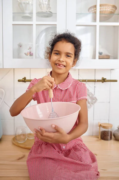 Rapariga Engraçada Cozinhar Massa Bom Pequeno Almoço Criança Feminina Sorridente — Fotografia de Stock