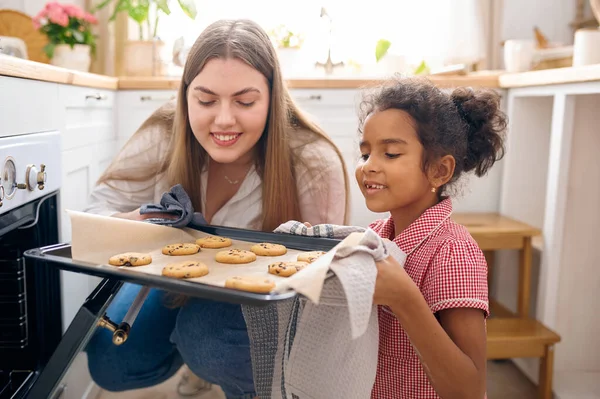 Mutlu Anne Küçük Çocuk Kahvaltıda Fırında Kek Pişiriyorlar Sabahları Mutfakta — Stok fotoğraf