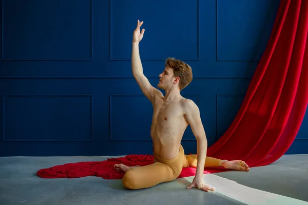 Danseuse Ballet Masculine Produisant Classe Danse Murs Bleus Tissu Rouge — Photo