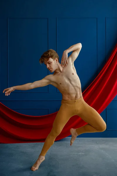 Férfi Balett Táncos Táncos Tanfolyam Kék Falak Vörös Ruha Háttérben — Stock Fotó