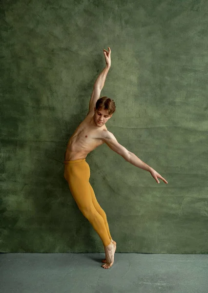 Mannelijke Balletdanser Dansles Grunge Muur Achtergrond Uitvoerder Met Gespierd Lichaam — Stockfoto