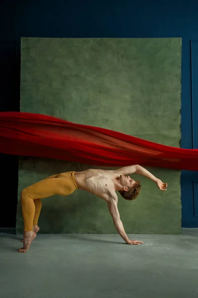 Mannelijke Ballet Danser Doet Oefening Dansstudio Grunge Muur Rode Doek — Stockfoto