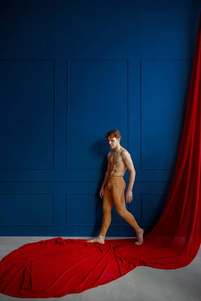 Bailarina Ballet Masculino Posa Pared Azul Estudio Baile Tela Roja —  Fotos de Stock