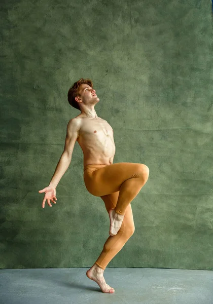 Dançarino Balé Masculino Posa Parede Grunge Estúdio Dança Performer Com — Fotografia de Stock