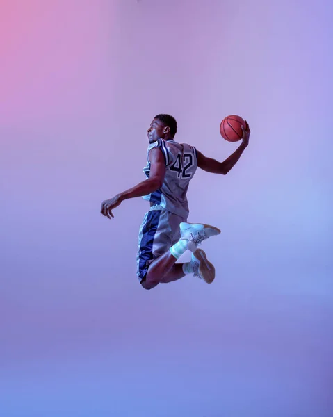Basketbalista Skákání Míčem Studiu Neon Pozadí Profesionální Mužský Míč Sportovním — Stock fotografie