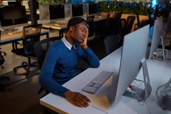 Uomo Stanco Occhiali Lavora Computer Stile Vita Ufficio Persona Maschile — Foto Stock