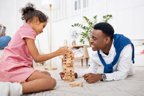 Joyeux Jeu Famille Dans Salon Mère Père Leur Petite Fille — Photo