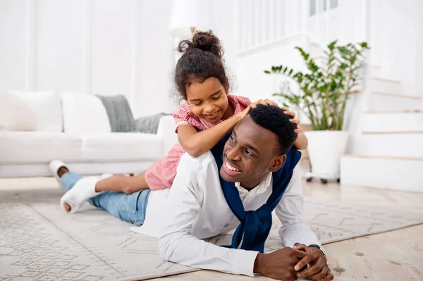 Père Petite Fille Souriants Posent Dans Salon Loisirs Papa Femme — Photo