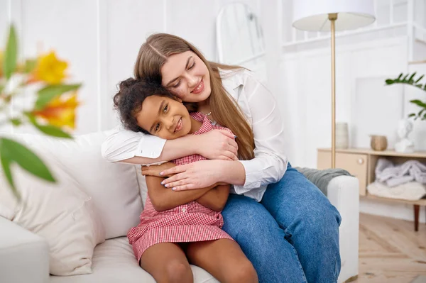 Happy Mother Hugs Her Little Daughter Sofa Living Room Mom — Stock Photo, Image