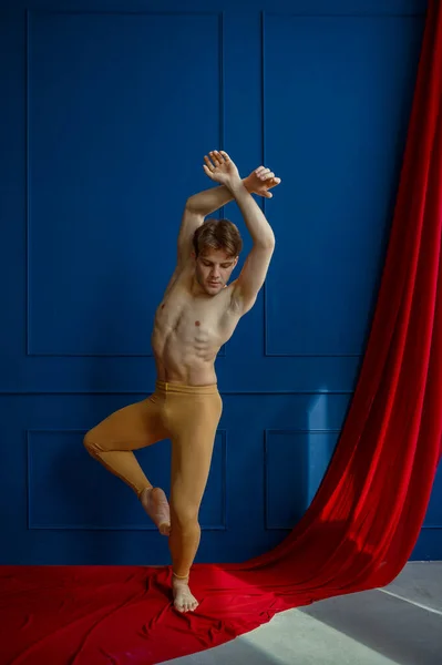 Mannelijke Balletdanser Optredend Dansstudio Blauwe Muren Rode Doek Achtergrond Uitvoerder — Stockfoto