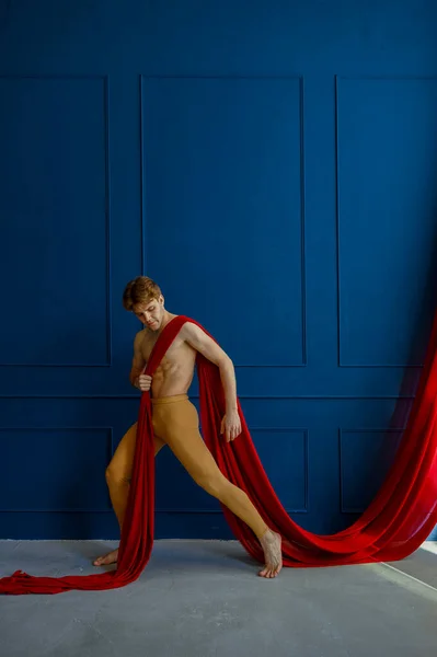 Danseuse Ballet Masculine Jouant Avec Tissu Rouge Dans Studio Danse — Photo