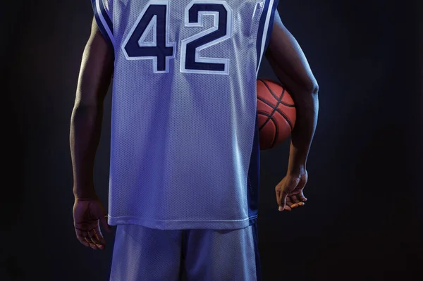 バスケットボール選手は スタジオでボールをポーズ バックビュー 黒の背景 スポーツウェアのプロの男性ボールスポーツゲーム 背の高いスポーツマン — ストック写真